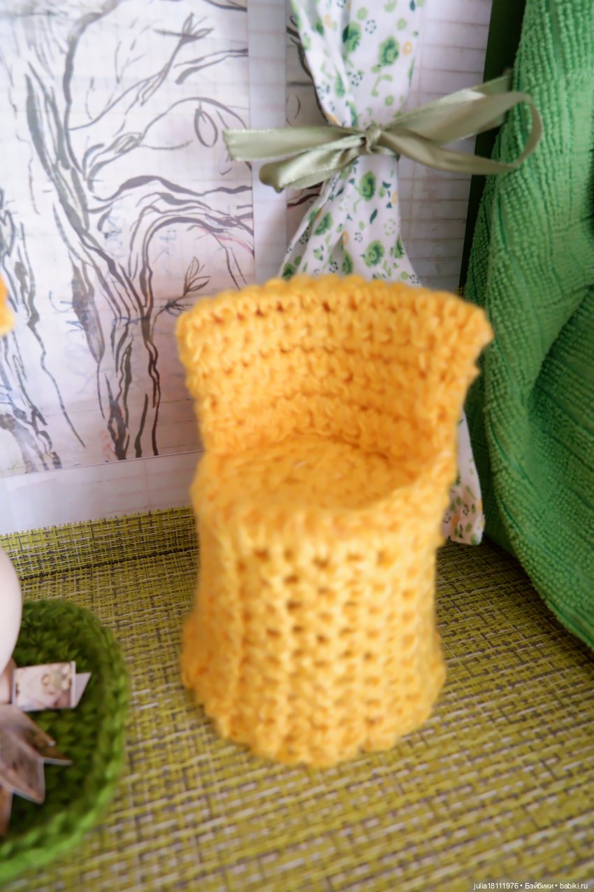 желтый стул