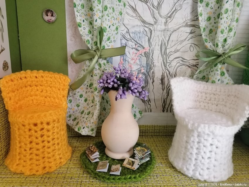 стулья и вазочка