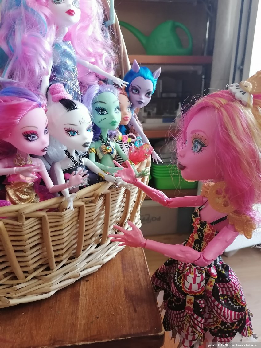 Дом кукол Лавандовый сон. Семейка "Монстр хай" - представление (часть 1)