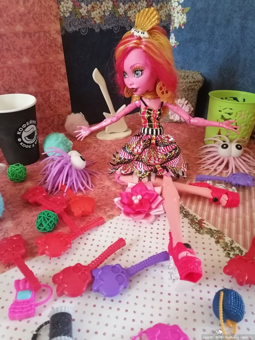 Дом кукол Лавандовый сон. Семейка "Монстр хай" - представление (часть 1)