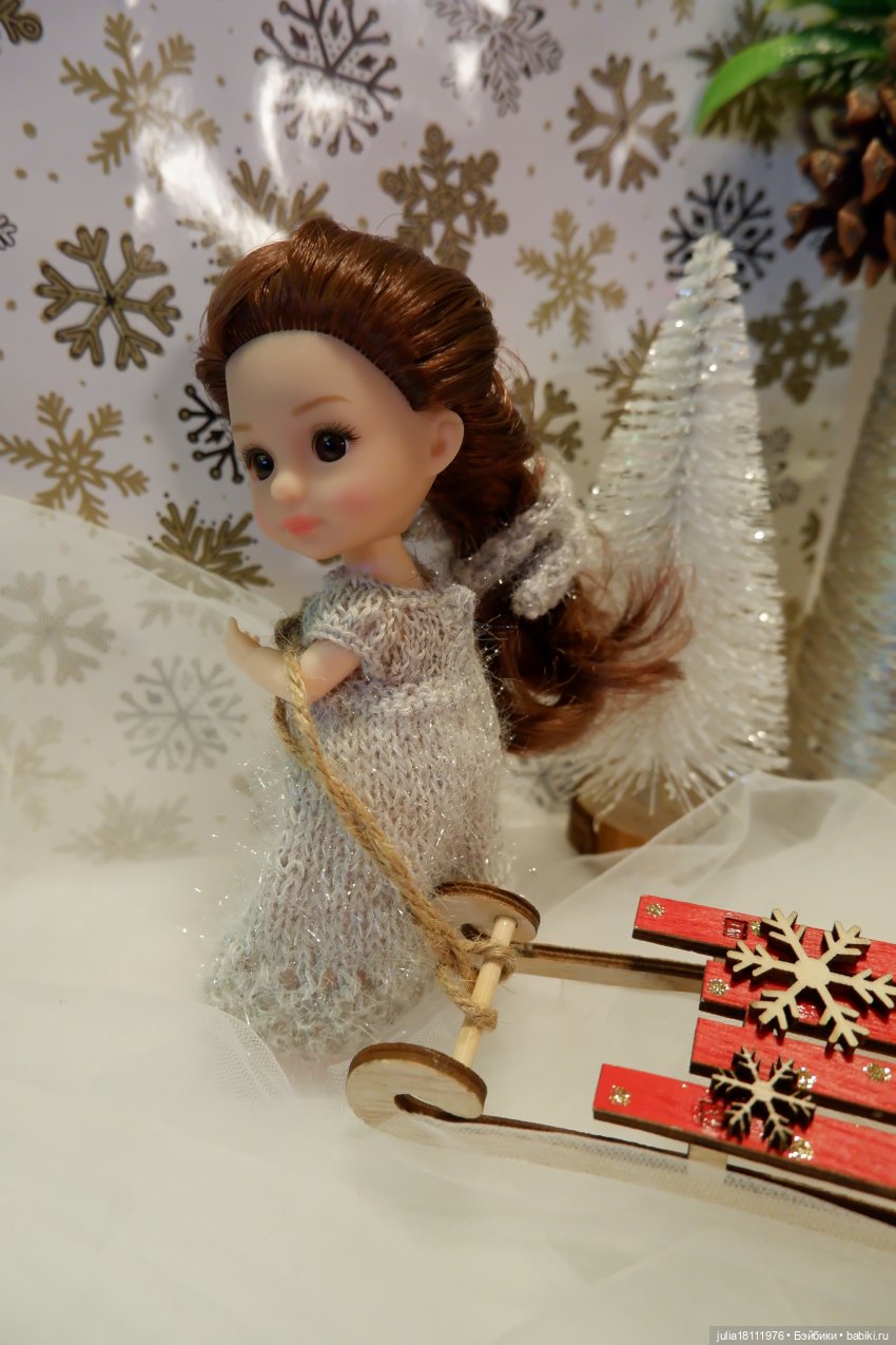 Дом кукол Лавандовый сон. Клубочки и куколки баболи. Коллекция новогодних платьев "Снежинка"