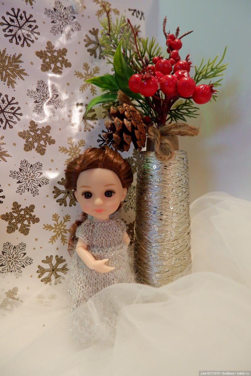 Дом кукол Лавандовый сон. Клубочки и куколки баболи. Коллекция новогодних платьев "Снежинка"