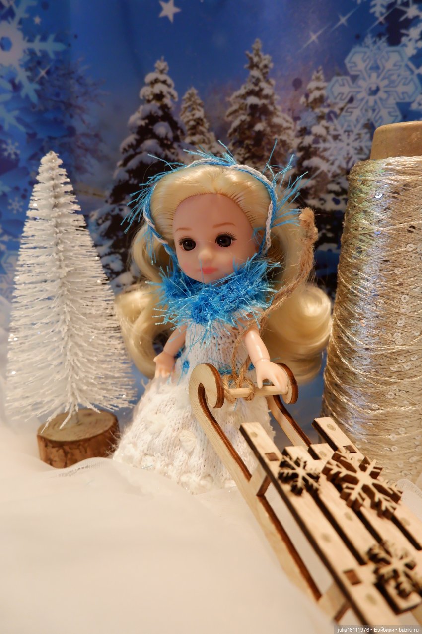 Дом кукол Лавандовый сон. Клубочки и куколки баболи. Коллекция новогодних платьев "Снежинка" (фото 9)