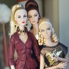 Блондинки, брюнетка