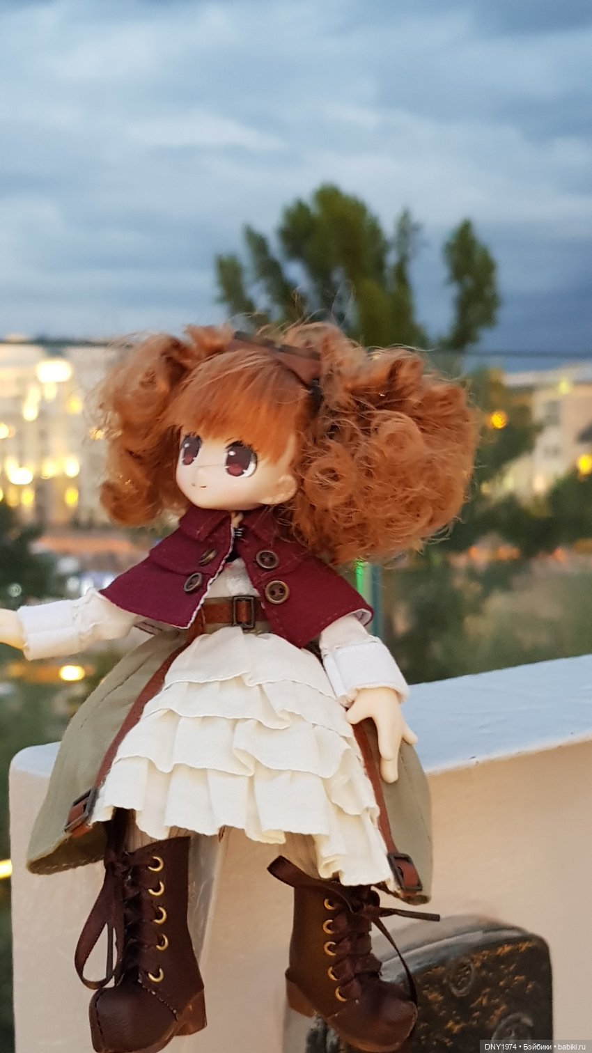 Крошка Azone гуляет поздно вечером