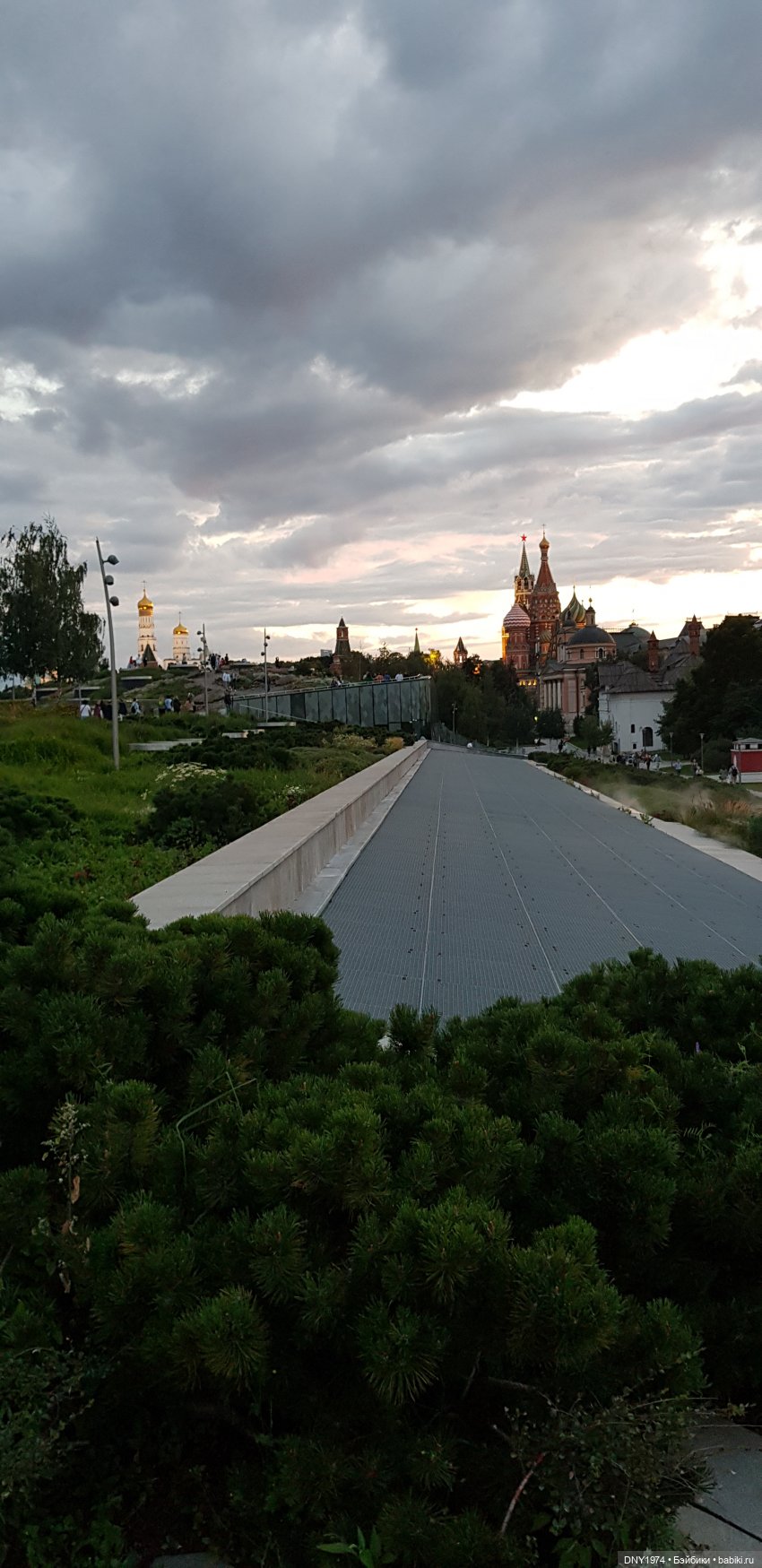 Крошка Azone гуляет поздно вечером