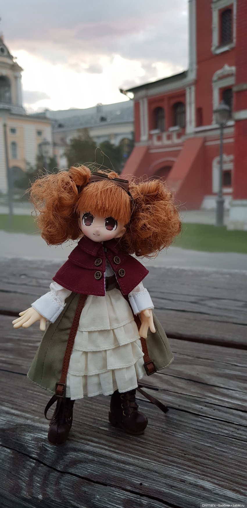 Крошка Azone гуляет поздно вечером