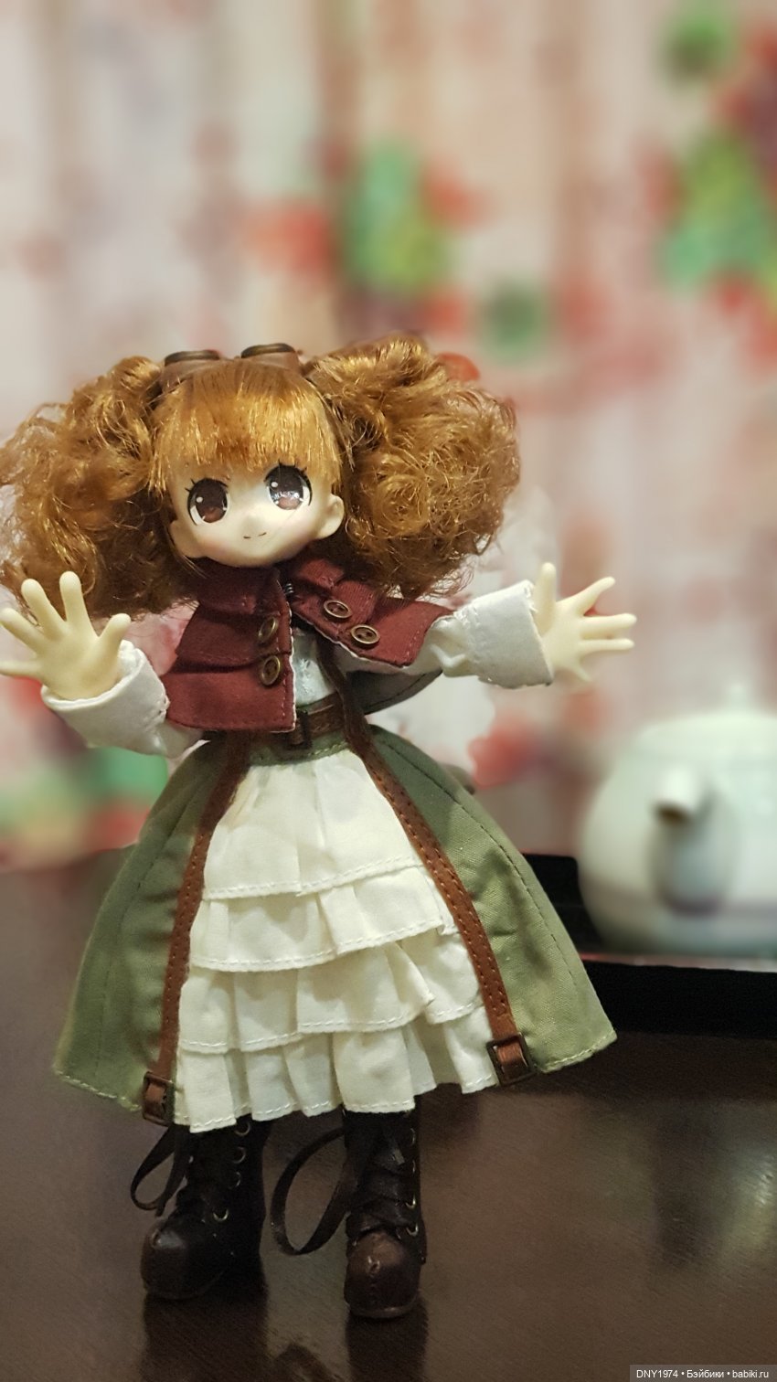 Крошка Azone гуляет поздно вечером