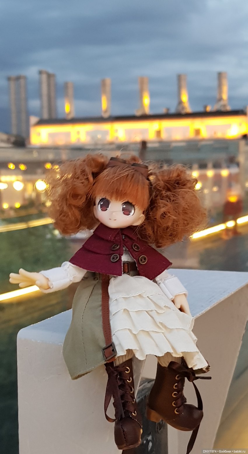 Крошка Azone гуляет поздно вечером