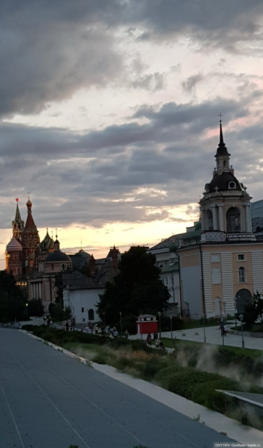 Крошка Azone гуляет поздно вечером