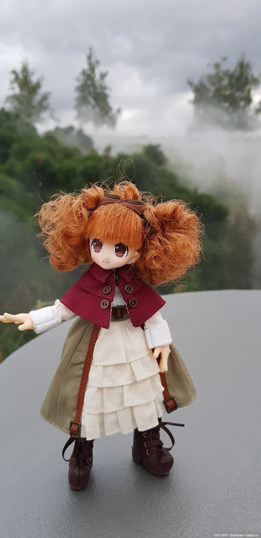 Крошка Azone гуляет поздно вечером