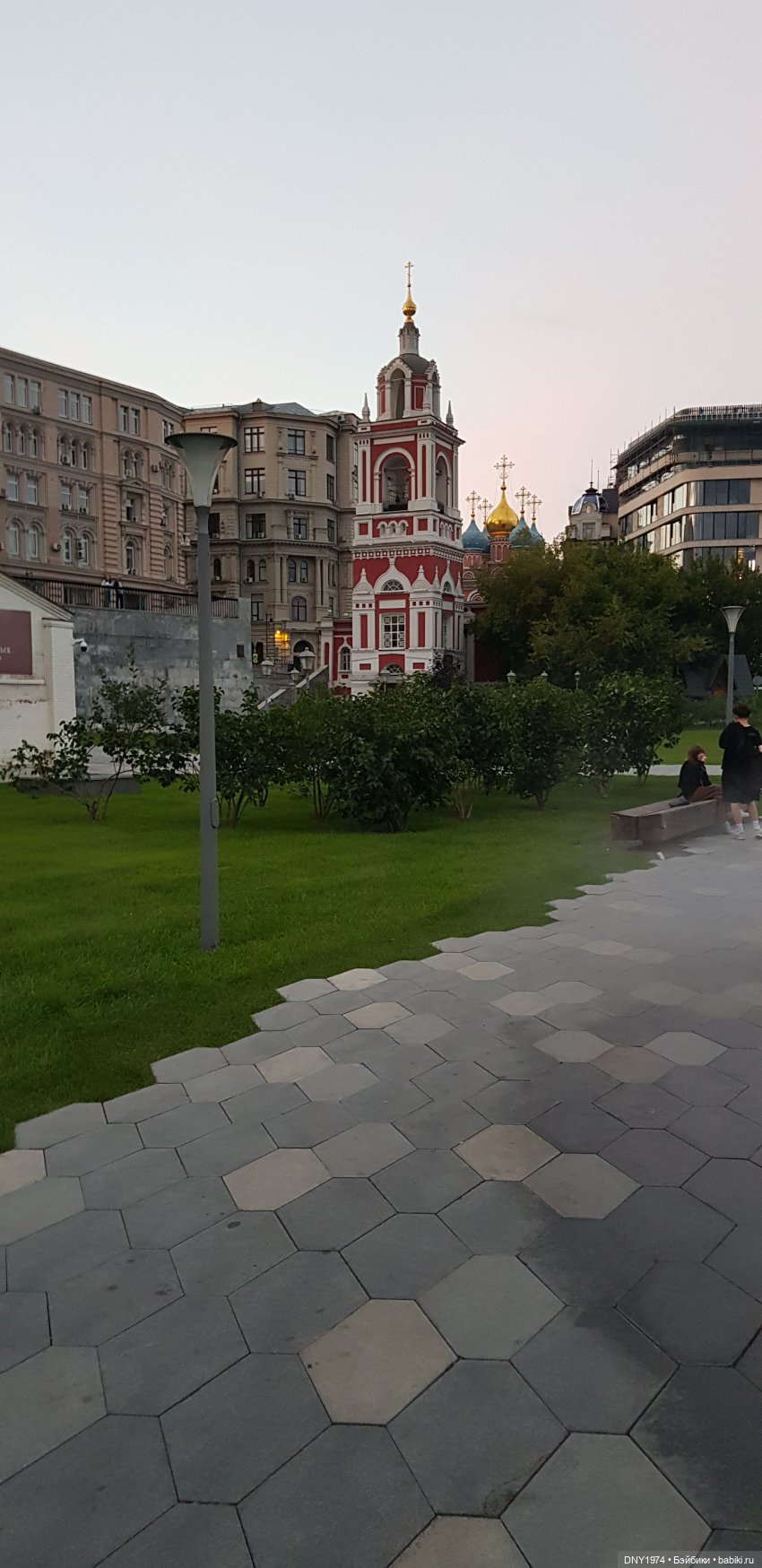 Крошка Azone гуляет поздно вечером