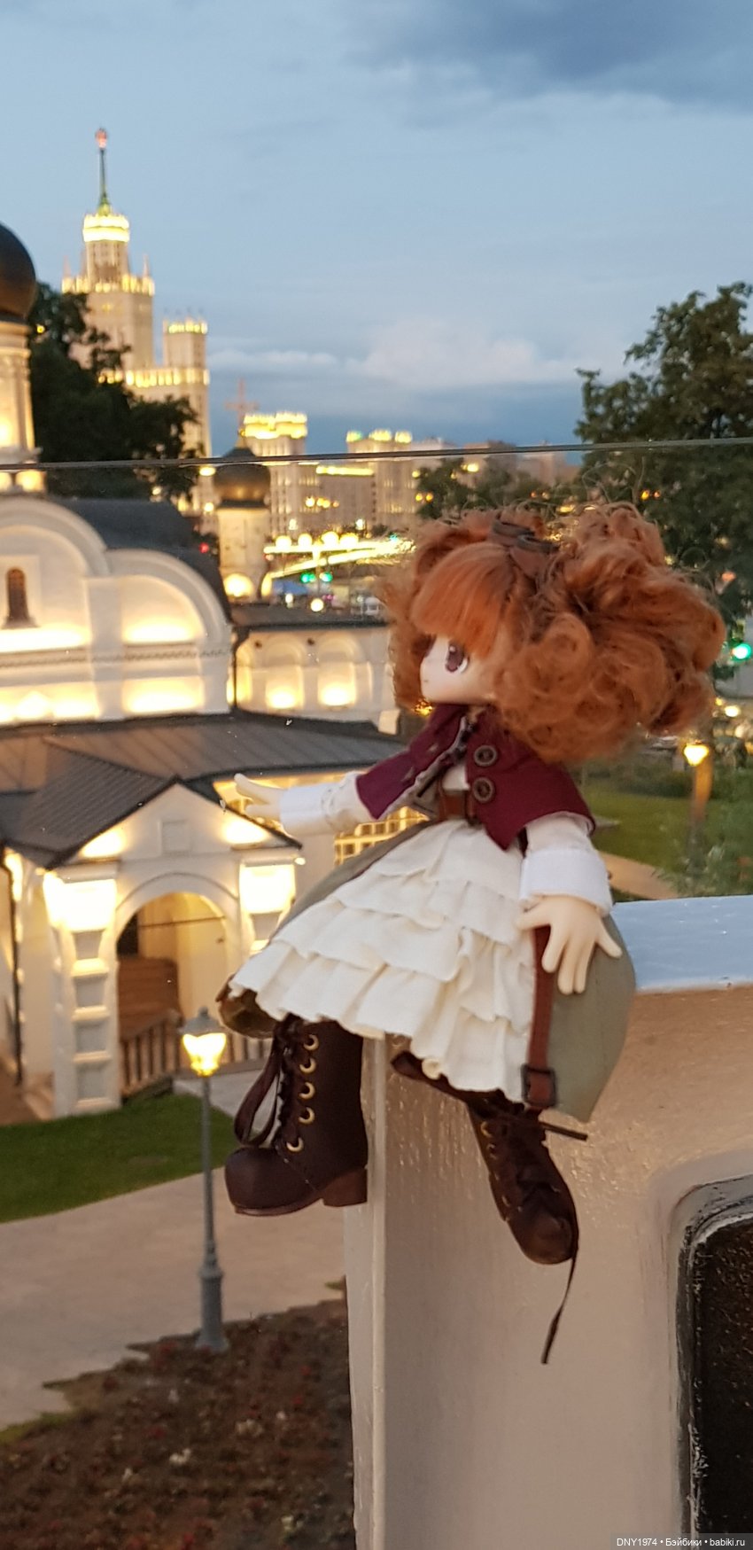 Крошка Azone гуляет поздно вечером