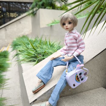 Алиса выгуливает новый рюкзак