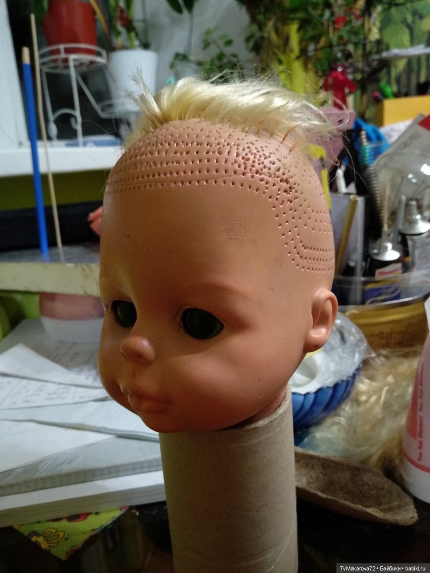 Попробовала покрыть акрилом, тонкий слой, спонжиком наносила, но он не сухой, как сам винил на ощупь, липкий - волосы прилипают, и палец  тоже ((