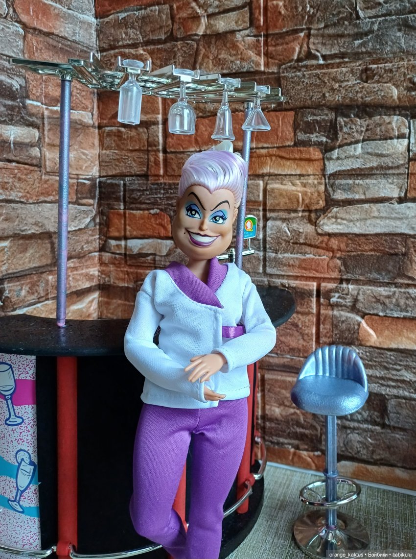 Превращение Урсулы в привокзальную буфетчицу)