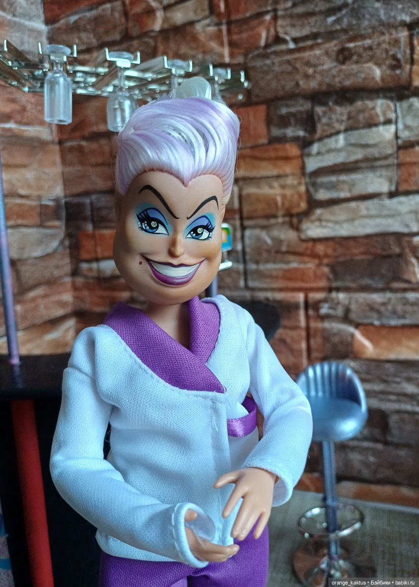 Превращение Урсулы в привокзальную буфетчицу)