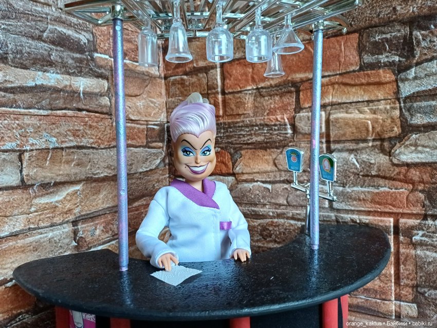 Превращение Урсулы в привокзальную буфетчицу)