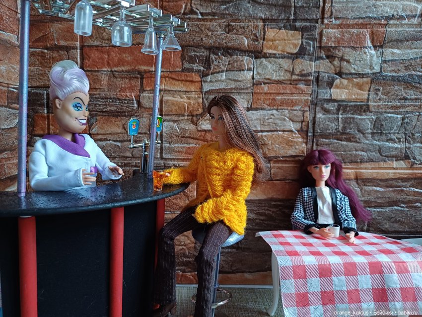 Превращение Урсулы в привокзальную буфетчицу)