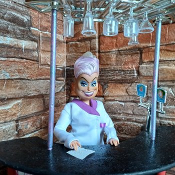 Превращение Урсулы в привокзальную буфетчицу)