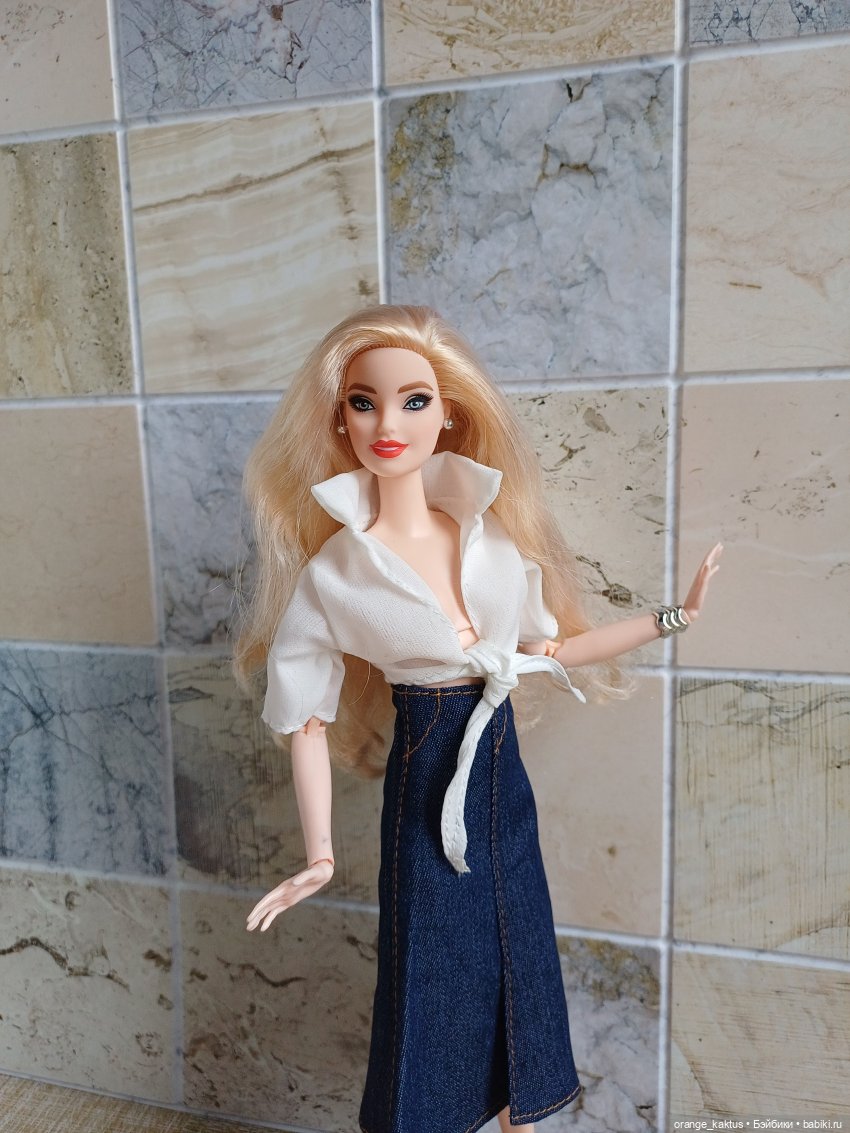 Девушки примеряют обновки (фото 6)