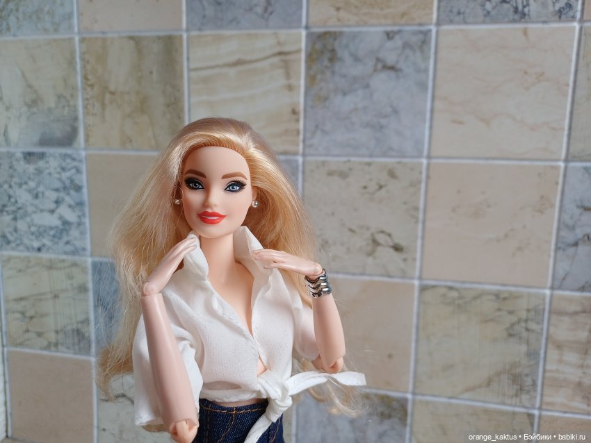 Девушки примеряют обновки (фото 7)