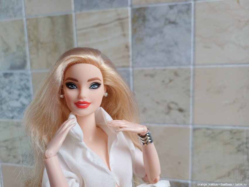 Девушки примеряют обновки (фото 10)