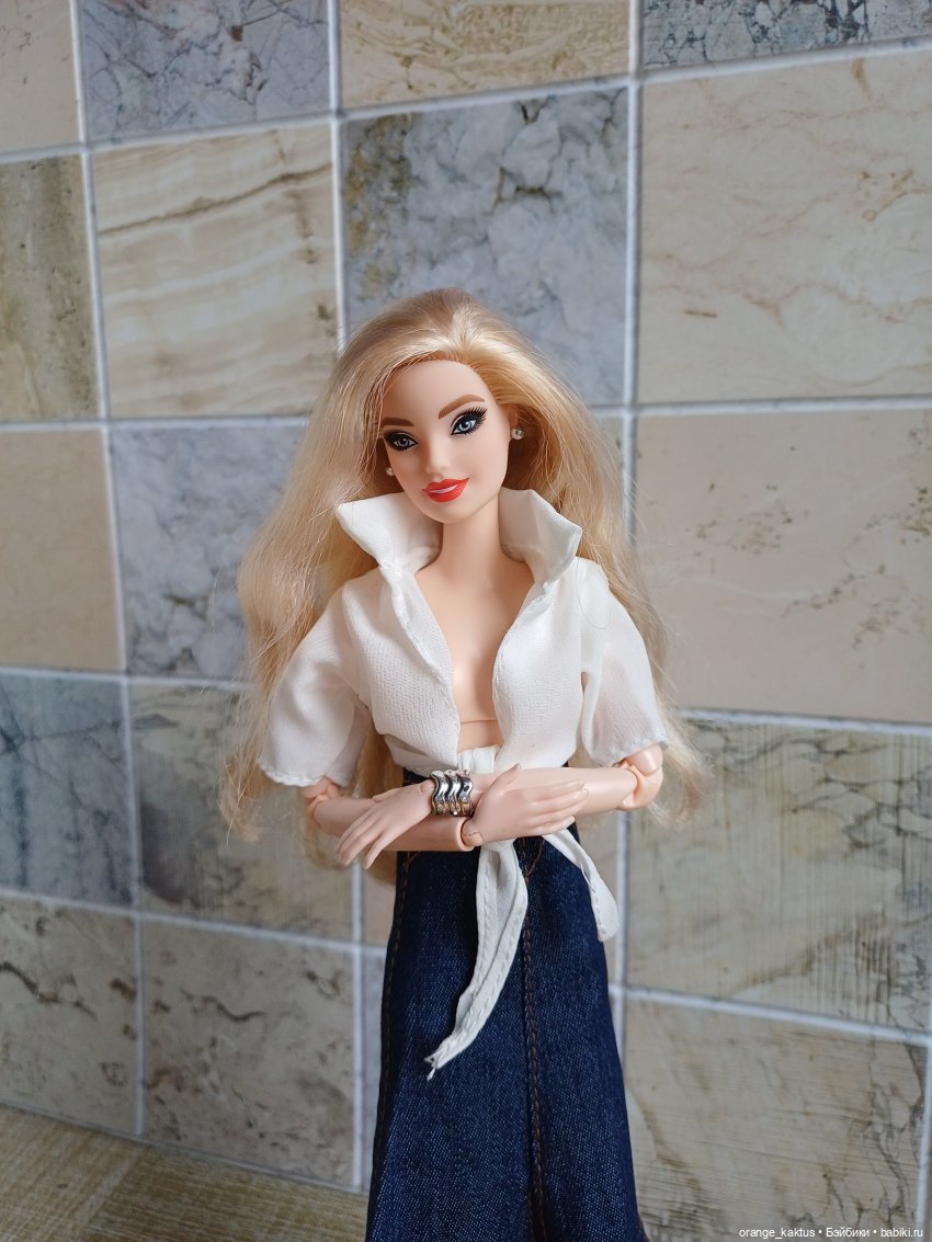 Девушки примеряют обновки (фото 9)