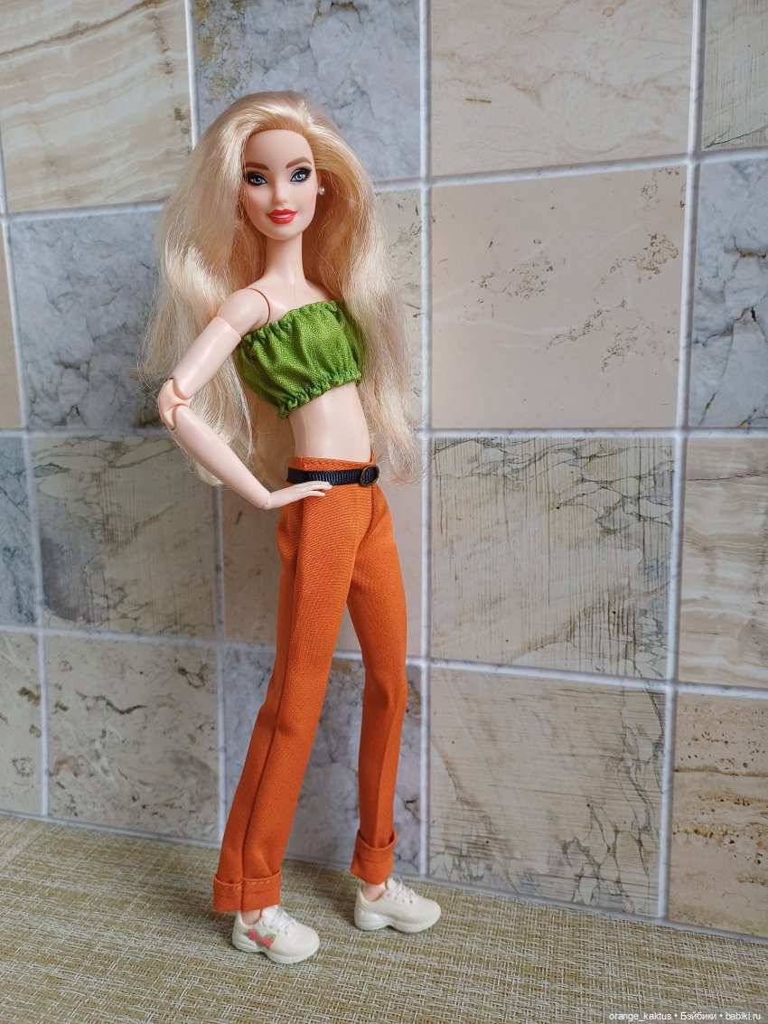 Девушки примеряют обновки (фото 4)