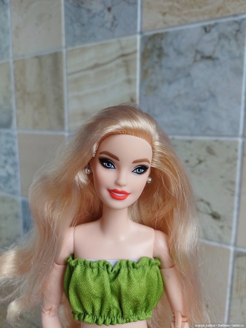 Девушки примеряют обновки (фото 3)