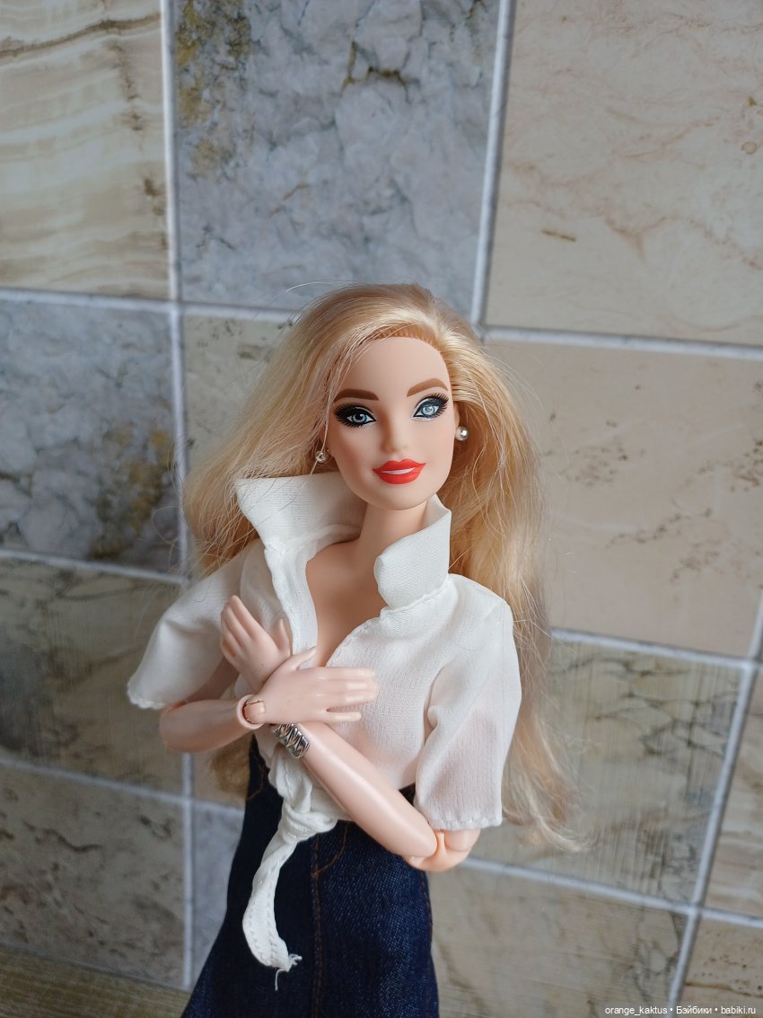 Девушки примеряют обновки (фото 8)