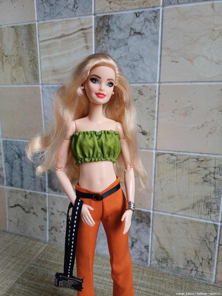 Девушки примеряют обновки (фото 2)