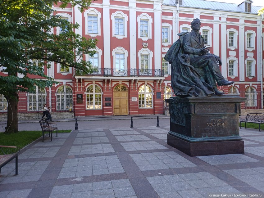 Как Альбина по городу гуляла