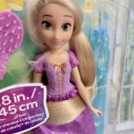 Рапунцель принцесса Дисней с очень длинными волосами.