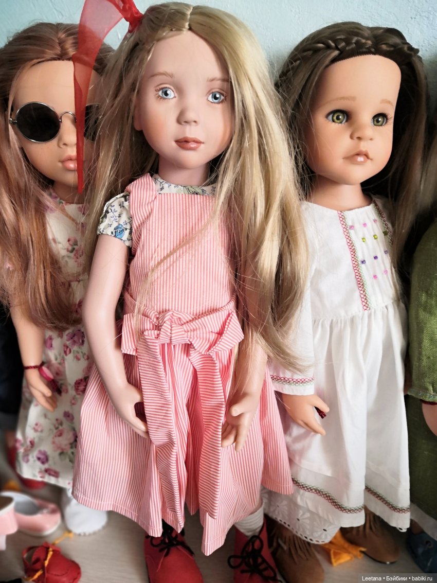 Когда увидела вживую, не смогла уйти без неё. Правда она у меня одна, и никого пока не ведёт за собой, видимо среди готцев она королева)