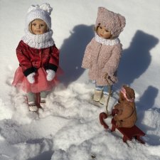 Фарфоровые девочки Марлен и Милли на зимней прогулке . Автор Gabriele Muller