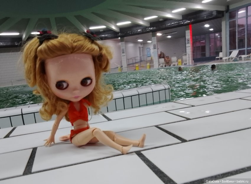 Тата в бассейне.