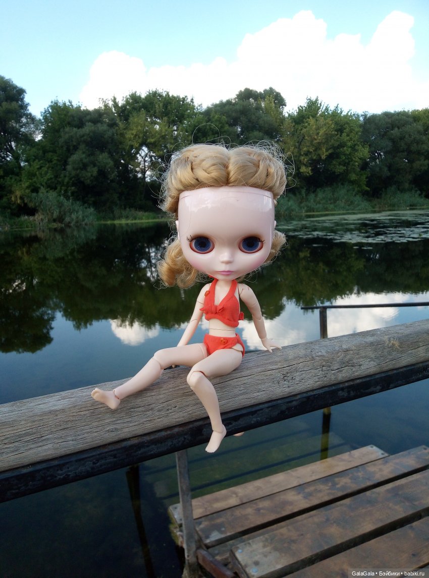 На деревенском пляже.