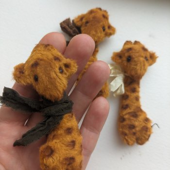 Жирафики. Брошки