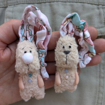 Зайчики брошки