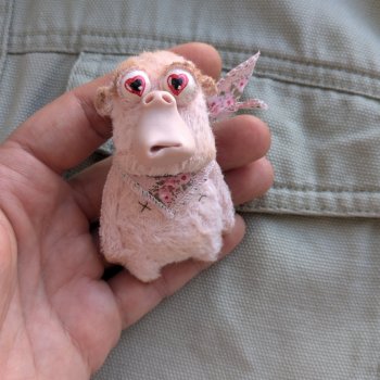 Любвеобильный парень. Брошь