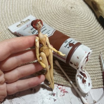 Маленькая деревянная балерина