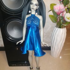 Раффина в синем платье