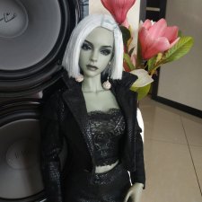 Раффина в кожаном костюме