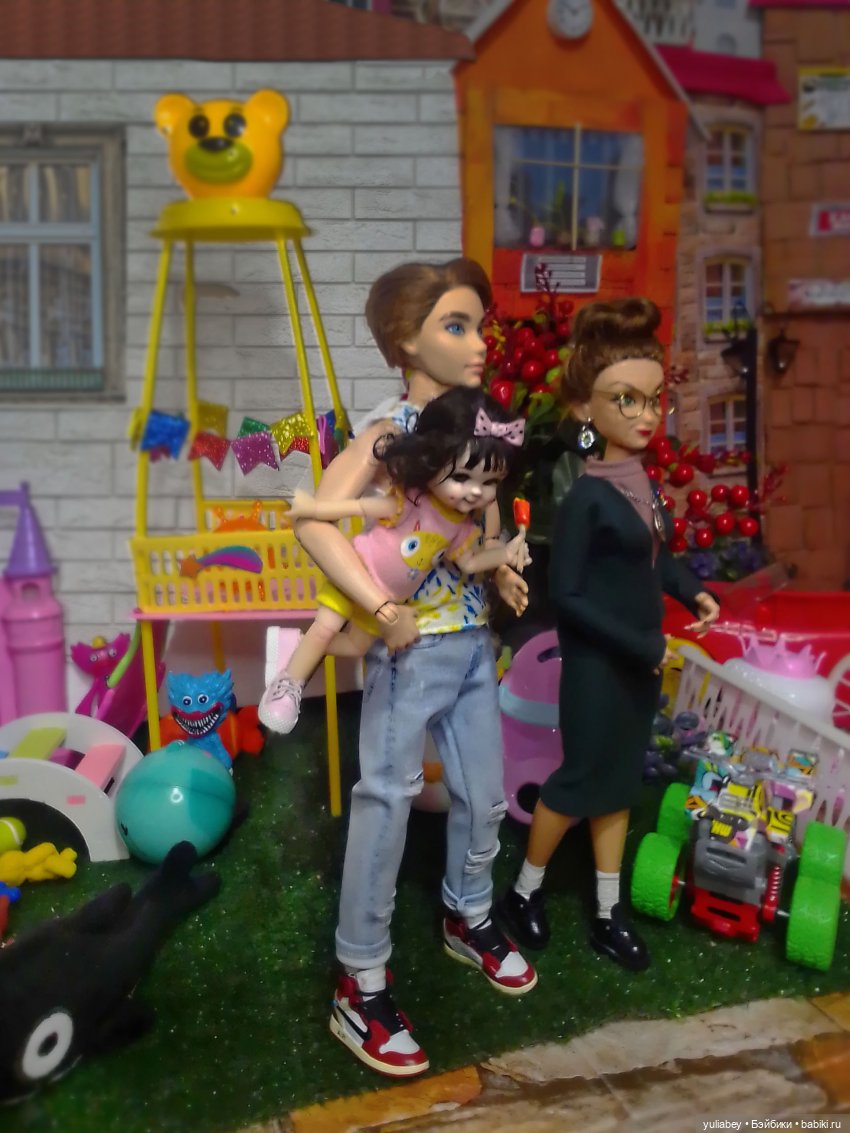 Куклогорск.На детской площадке