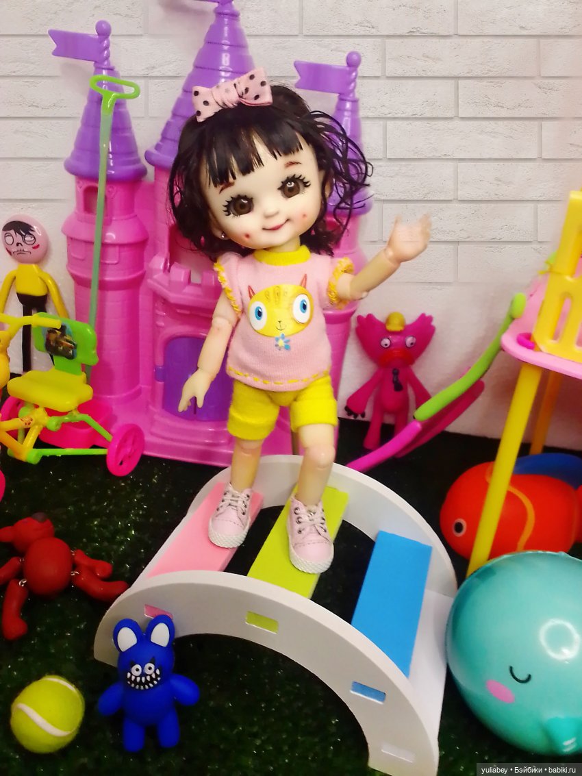 Куклогорск.На детской площадке