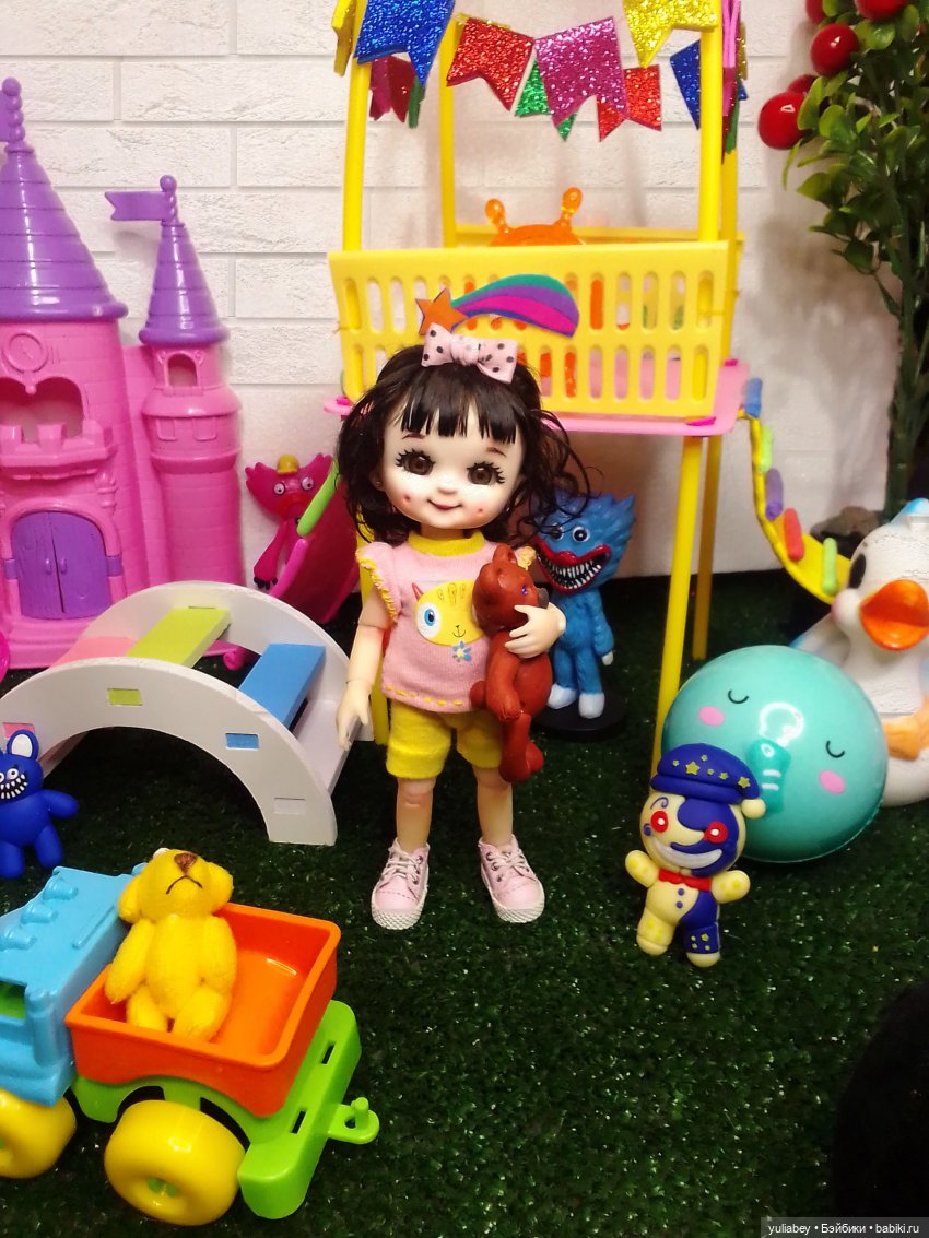 Куклогорск.На детской площадке