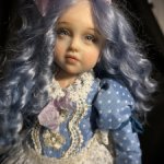 Девочка с голубыми волосами