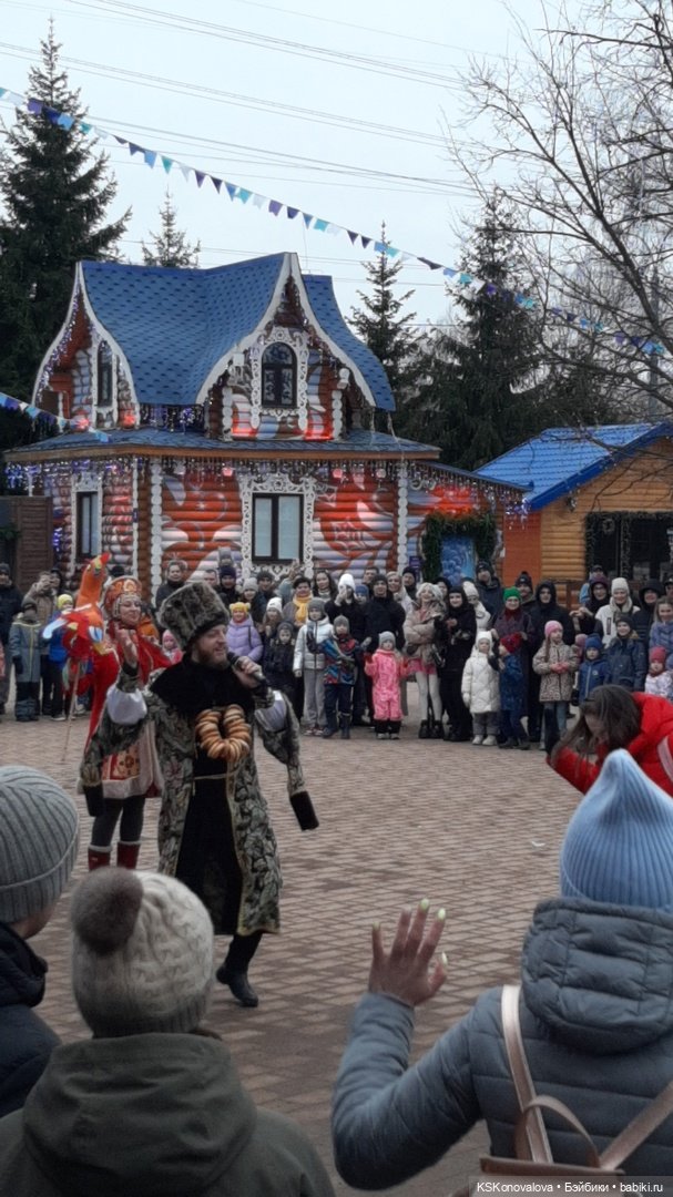 Деду Морозу Весна куклу подарила