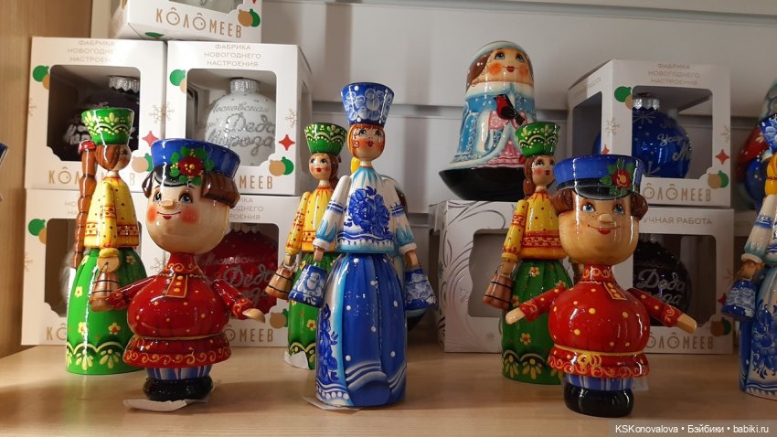 Деду Морозу Весна куклу подарила